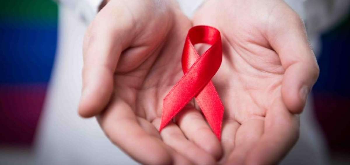 El lazo rojo simboliza la lucha contra el virus VIH.