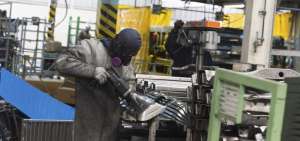 Empresas cambian su giro de negocio para enfrentar crisis