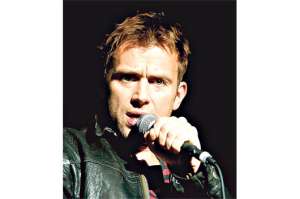 Vocalista de Blur cant&oacute; en un bar londinense