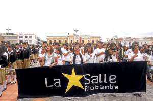 Los estudiantes compartieron sus experiencias en la plaza Alfaro, situada en la avenida Daniel Le&oacute;n Borja y Carabobo, de Riobamba. Foto: Elizabet Maggi│El Tel&eacute;grafo