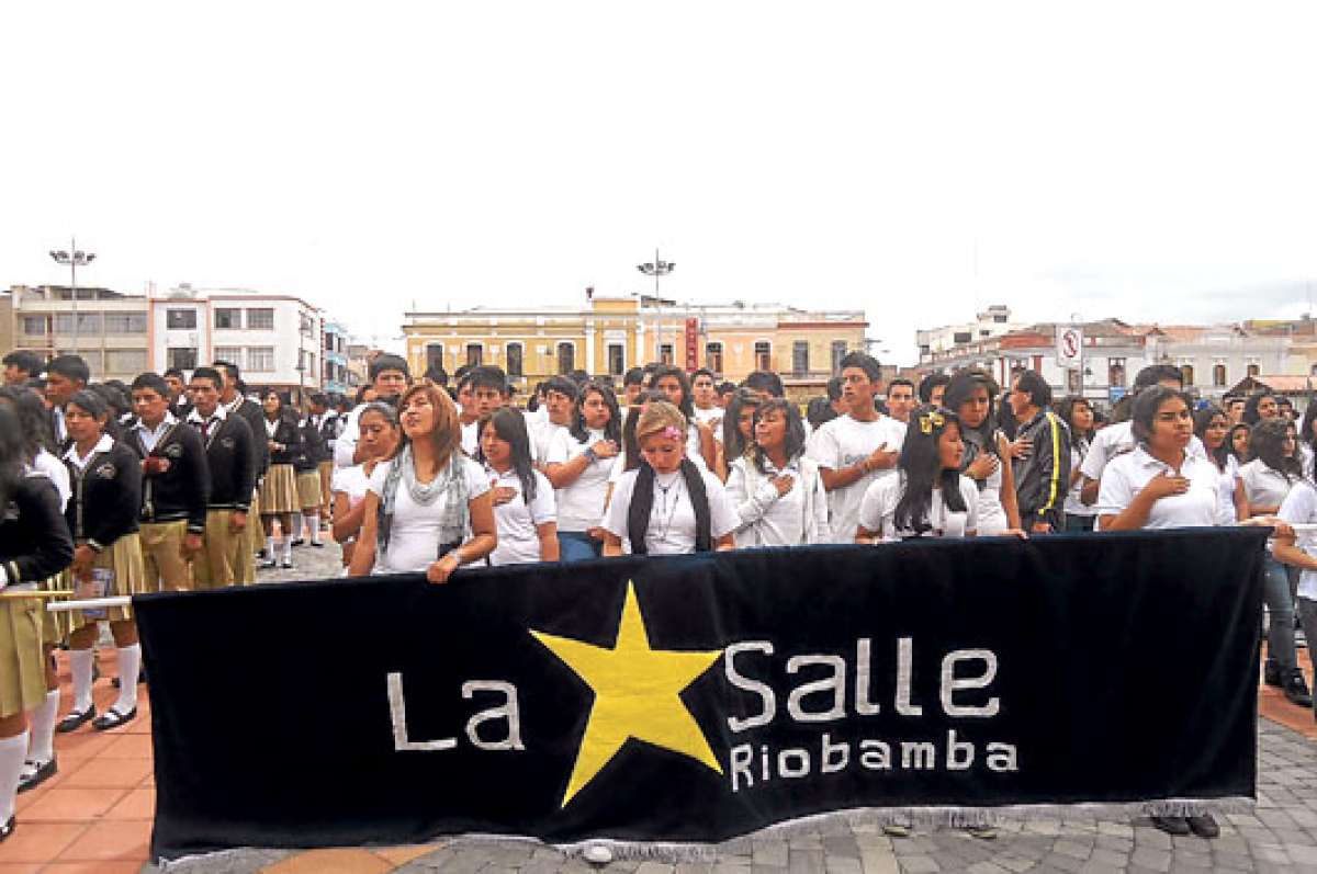 Los estudiantes compartieron sus experiencias en la plaza Alfaro, situada en la avenida Daniel Le&oacute;n Borja y Carabobo, de Riobamba. Foto: Elizabet Maggi│El Tel&eacute;grafo