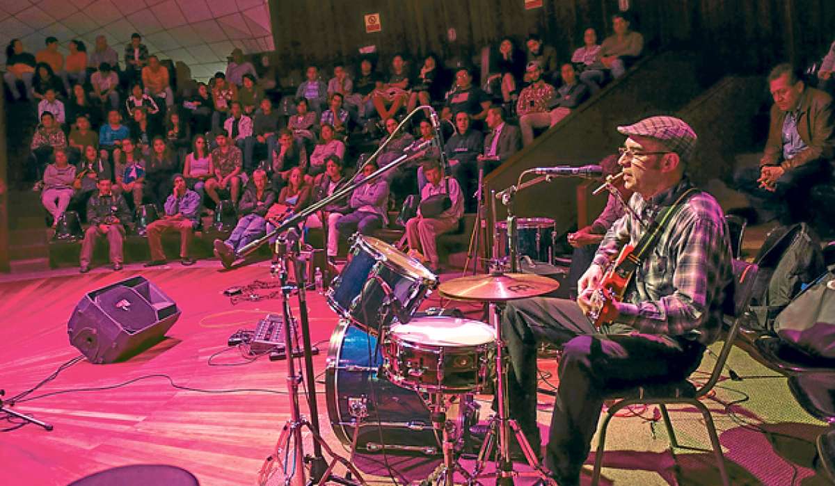 El paraguayo Gustavo S&aacute;nchez Hesse fusion&oacute; la guitarra, arm&oacute;nica, bater&iacute;a y el canto el d&iacute;a de la apertura del festival en el Teatro Prometeo de la CCE. Foto: Fernando Sandoval / El Tel&eacute;grafo