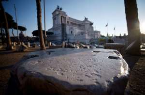 Los turistas que llegan a la Ciudada Eterna dejan marcas en varios de los monumentos m&aacute;s importantes de la localidad, FOTO: AFP