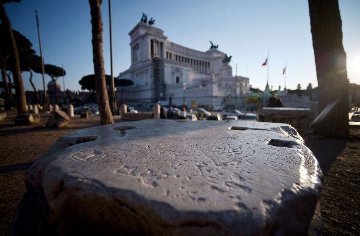 Los turistas que llegan a la Ciudada Eterna dejan marcas en varios de los monumentos m&aacute;s importantes de la localidad, FOTO: AFP