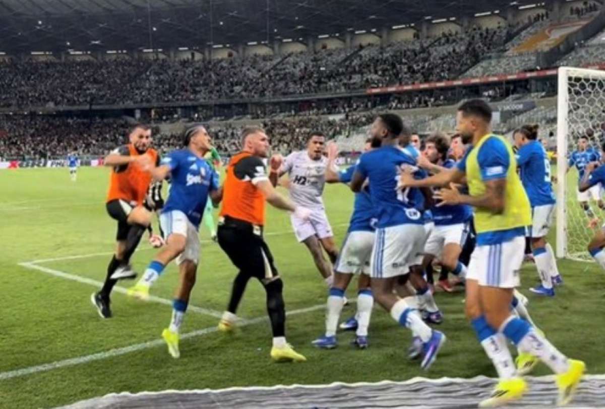 Una batalla campal entre jugadores de Cruzeiro y Atl&eacute;tico Mineiro termin&oacute; con 23 futbolistas expulsados tras la final del Campeonato Mineiro.