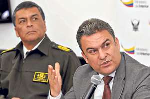 El ministro del Interior, Jos&eacute; Serrano, entreg&oacute; informaci&oacute;n sobre el asalto a los blindados en Sucumb&iacute;os. Foto: Jhon Guevara / El Tel&eacute;grafo.