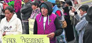 Campesinos e Ind&iacute;genas en la Parroquia San Andr&eacute;s, cerca de la entrada al Cant&oacute;n Guano, provincia de Chimborazo, en respaldaron al Conagopare.