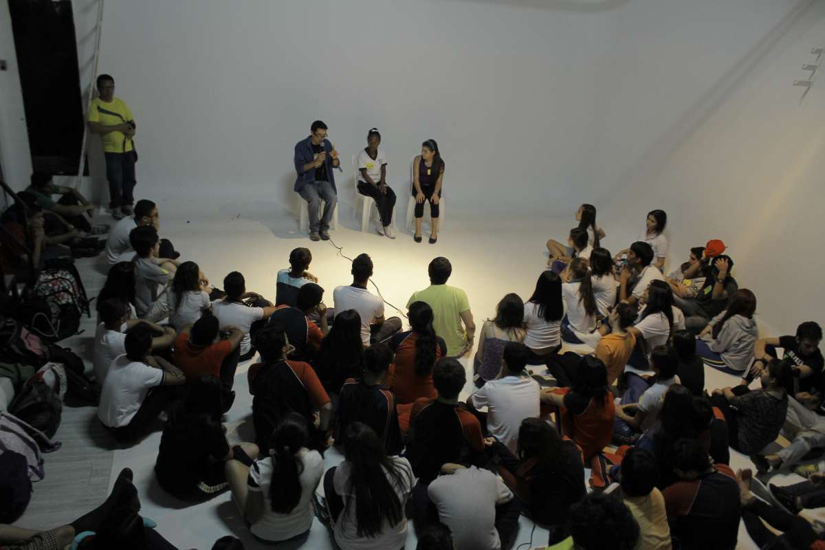 Mart&iacute;n Pe&ntilde;a dict&oacute; el taller de actuaci&oacute;n, una propuesta del festival para la capacitaci&oacute;n de los estudiantes. Foto: Cortes&iacute;a