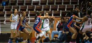 Vicky Morales (con la pelota), exjugadora de UTE, tiene ahora su propio equipo de baloncesto: el Victoria.