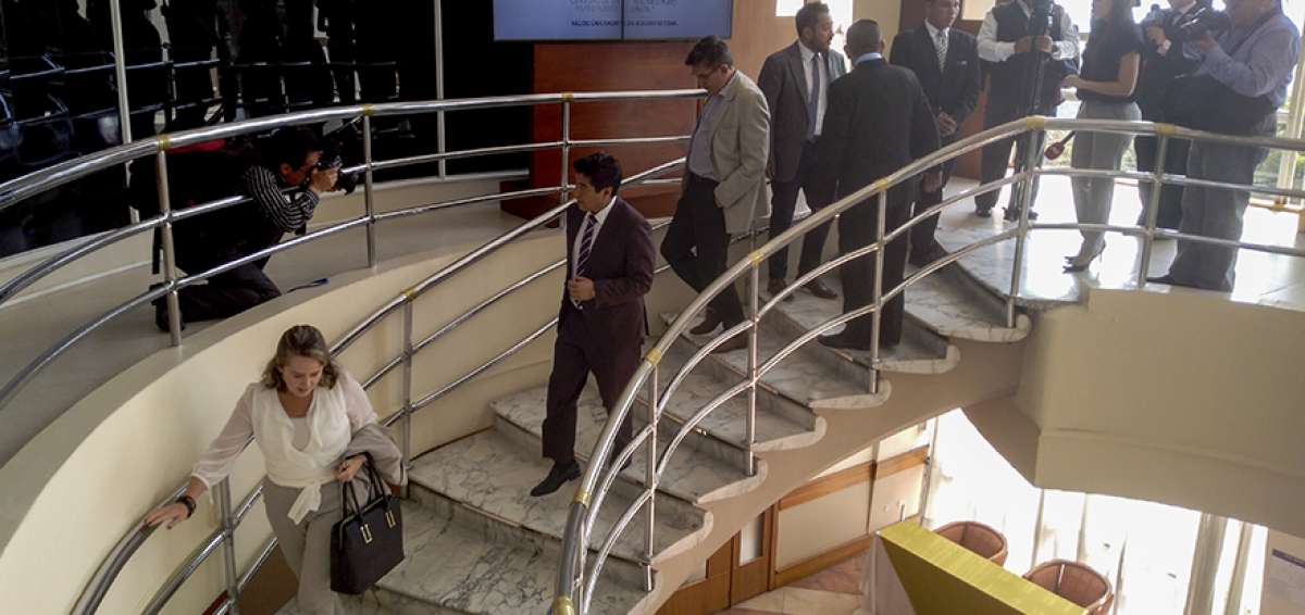 El alcalde electo de Quito, Jorge Yunda, se dirige a la reuni&oacute;n que solicit&oacute; con los ediles. Lo antecede la concejal Luz Elena Coloma, de CREO.