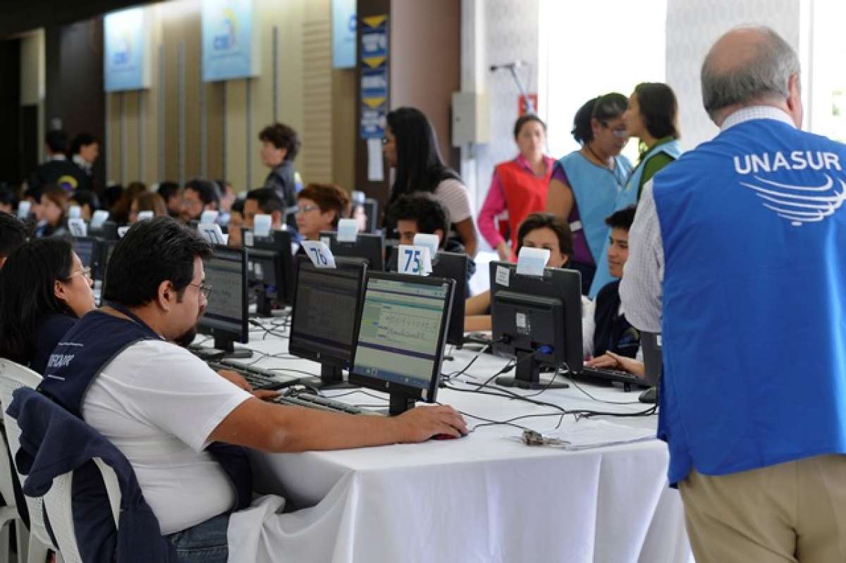 Observadores de Unasur y Uniore participan en los procesos de revisi&oacute;n de formularios de Yasunidos. Foto: Miguel Jim&eacute;nez / El Tel&eacute;grafo