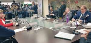 Gustavo Jalkh expuso por 34 minutos sus alegatos de defensa y tras un incidente con el presidente del Consejo Transitorio abandon&oacute; la sala.