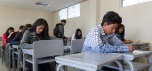 Bachilleres rinden examen para un cupo en universidades p&uacute;blicas