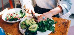 Comer mejor se complementa con despilfarrar menos alimentos.