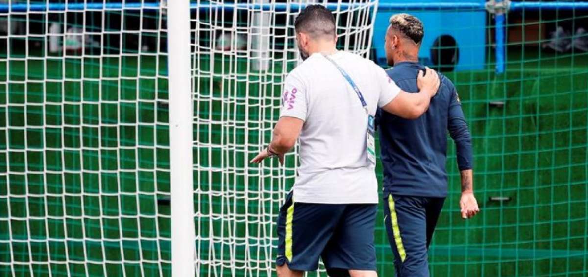 Bruno Mazziotti, fisioterapeuta de Brasil, acompa&ntilde;&oacute; al jugador fuera del entrenamiento.