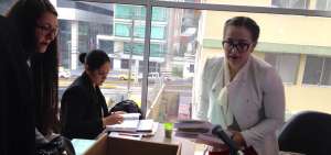 Tres cajas de expedientes maneja la fiscal Ruth Amoroso (der.) en la investigaci&oacute;n previa del caso Arroz Verde.
