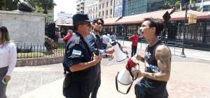 Polic&iacute;as metropolitanos en el Parque Centenario solicitaron el retiro de j&oacute;venes que protestaban por las restricciones en el lugar.