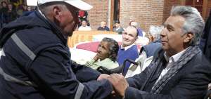 El presidente Len&iacute;n Moreno visit&oacute; en la madrugada de ayer a los adultos mayores que duermen en los exteriores de la Bas&iacute;lica del Voto, en Quito.