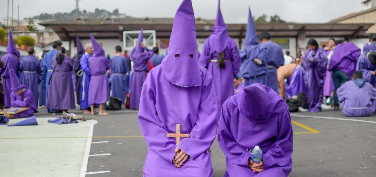 Los cucuruchos antes de realizar el recorrido del Jes&uacute;s del Gran Poder.