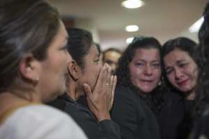 Las demandantes particulares, conocidas como Las Dolores, lloraron luego de que se conoci&oacute; la sentencia. Foto: Fernando Sandoval / El Tel&eacute;grafo