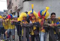 La Policía da recomendaciones de seguridad para los hinchas que acuden al estadio para el partido entre Ecuador y Colombia