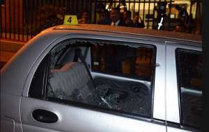 Los disparos durante la fuga alcanzaron veh&iacute;culos en la zona. Foto: Ministerio del Interior 