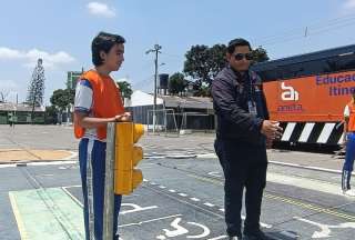 Estudiantes aprenden sobre seguridad vial.  