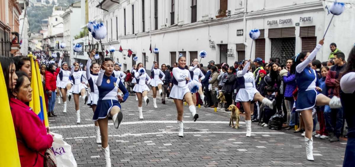 Cachiporreras, bandas de paz, carros aleg&oacute;ricos y grupos de baile integraron el desfile de embanderamiento de la ciudad realizado este martes 27 de noviembre.