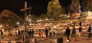 El cementerio patrimonial de Cuenca, perteneciente al Municipio, recibi&oacute; a miles de personas la noche del 1 de noviembre, quienes llegaron con flores y c&aacute;nticos para visitar a sus seres queridos.