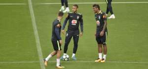 Jugadores brasile&ntilde;os entrenaron en el estadio donde ma&ntilde;ana reciben a Ecuador. 
