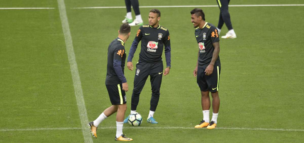 Jugadores brasile&ntilde;os entrenaron en el estadio donde ma&ntilde;ana reciben a Ecuador. 