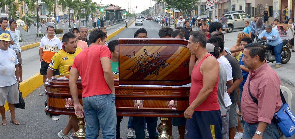 La tarde de ayer, familiares y amigos de Javier Chicaiza pusieron el f&eacute;retro en el carril exclusivo de la Metrov&iacute;a.    