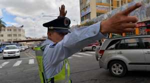 Una de las funciones de los agentes es vigilar el uso de los pasos peatonales y respeto al sistema semaf&oacute;rico. 