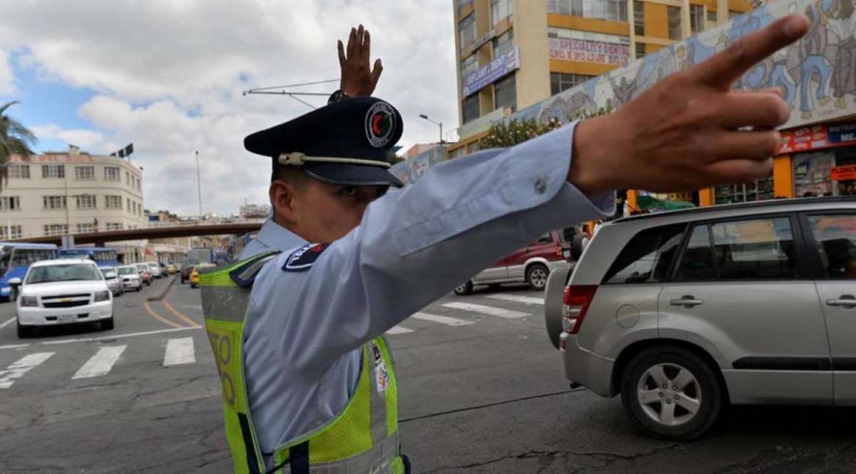 Una de las funciones de los agentes es vigilar el uso de los pasos peatonales y respeto al sistema semaf&oacute;rico. 