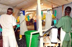 En total 24.350 personas se han visto afectadas por esta epidemia, seg&uacute;n el balance de la OMS. Foto: AFP