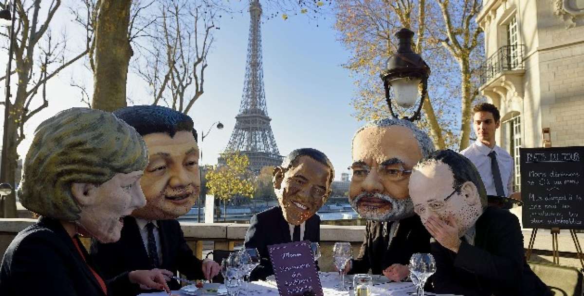 Un grupo de activistas parodian (de izq. a der.) a Angela Merkel (canciller alemana), Xi Jinping (presidente chino), Barack Obama (mandatario de EE.UU.), Narendra Modri (primer ministro de India) y Fran&ccedil;ois Hollande (gobernante franc&eacute;s). Foto: AFP