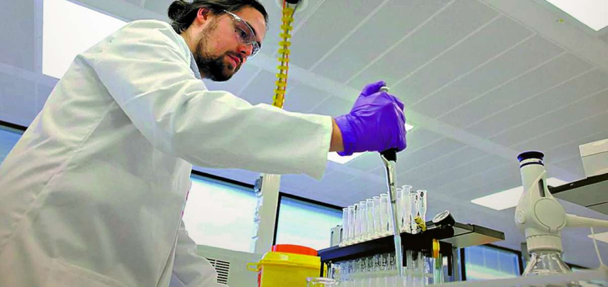 Un encargado del laboratorio del UCLA trabaja con diferentes tipos de muestras; la sanci&oacute;n hacia el centro fue levantada por la AMA la noche del viernes.