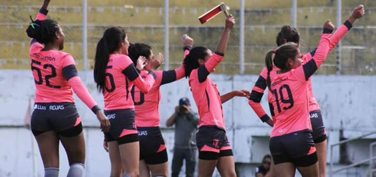 Las futbolistas del club &Ntilde;a&ntilde;as celebran su clasificaci&oacute;n a la final del torneo Clausura, luego de derrotar a Liga Amateur en el estadio de Aucas.