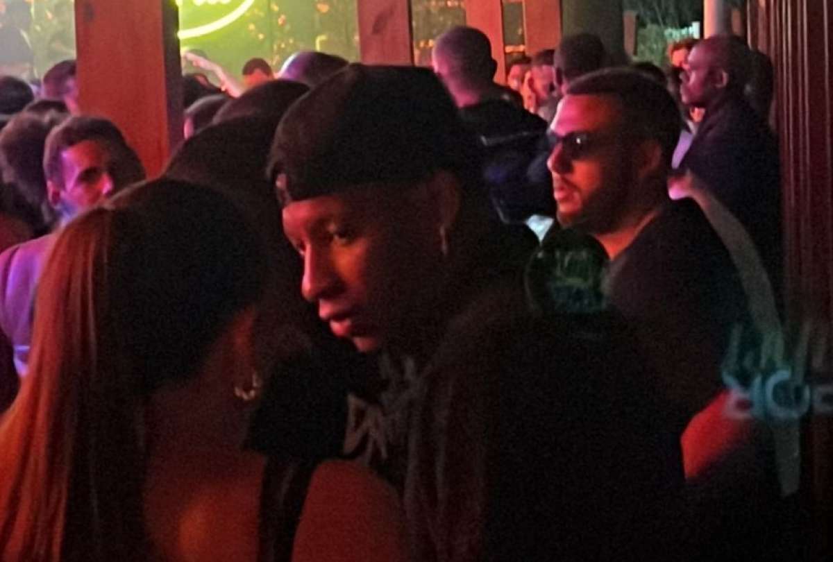 Gonzalo Plata fue fotografiado en un bar en Brasil