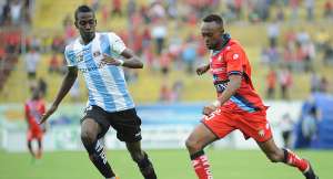 El jugador de El Nacional Cristian Lara (der.) domina el bal&oacute;n ante la marca del lateral de Deportivo Quito Cristian Acosta, en el estadio Gonzalo Pozo Ripalda. Foto: Cortes&iacute;a