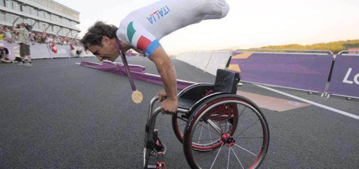 Alex Zanardi, encima de su bicicleta adaptada, celebra la obtenci&oacute;n de la medalla de oro en los Juegos Paral&iacute;mpicos de R&iacute;o.