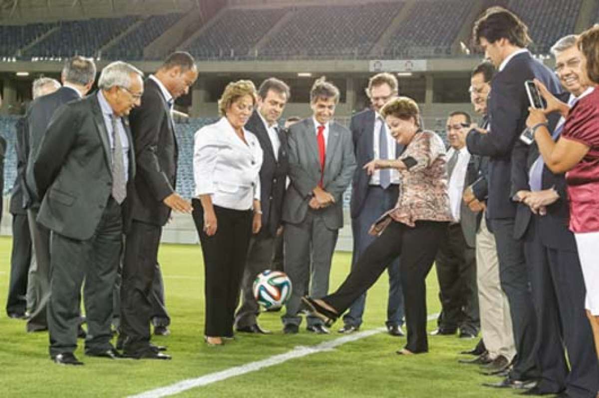 La presidenta Dilma Rousseff (centro) da el puntapi&eacute; inicial durante la inauguraci&oacute;n oficial del estadio Arena das Dunas, en Natal. Foto: Roberto Stuckert.