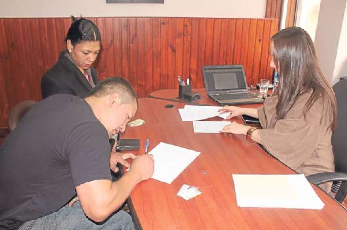 Afectados por la construcci&oacute;n de v&iacute;a a Turi realizan tr&aacute;mites notariales