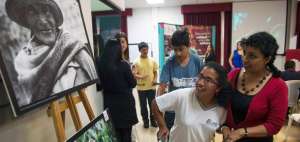 Los chicos captaron las im&aacute;genes a trav&eacute;s de tel&eacute;fonos celulares. Al final del taller recorrieron la exposici&oacute;n junto a sus familiares.