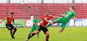 Giusti (d) durante un partido con Mushuc Runa ante el Deportivo Cuenca.
