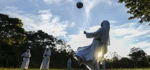 Junto con sus compa&ntilde;eras, Mar&iacute;a Valentina practica el f&uacute;tbol como una m&aacute;s de sus actividades cotidianas. A los 18 se inici&oacute; en la vocaci&oacute;n religiosa. Tiene 28 a&ntilde;os.