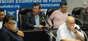 Carlos Villac&iacute;s (c.), presidente de la FEF, junto con su directorio, cuando anunciaron la apertura del nuevo concurso.