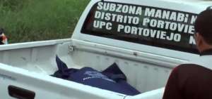 Tras las pericias y el levantamiento de cad&aacute;ver, el cuerpo de Salazar fue trasladado al Centro Forense de Manta.