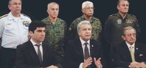El presidente de la Rep&uacute;blica, Len&iacute;n Moreno, se dirigi&oacute; la noche del lunes 7 de octubre de 2019 al pa&iacute;s en cadena de radio y televisi&oacute;n desde Guayaquil, acompa&ntilde;ado por los integrantes del Comando Conjunto de las Fuerzas Armadas, el Vicepresidente y el Ministro de Defensa.