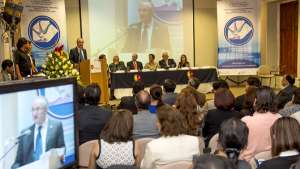 Los profesionales de la salud que acudieron a la presentaci&oacute;n de las gu&iacute;as recibieron ayer los primeros ejemplares en Quito. Foto: Fernando Sandoval 